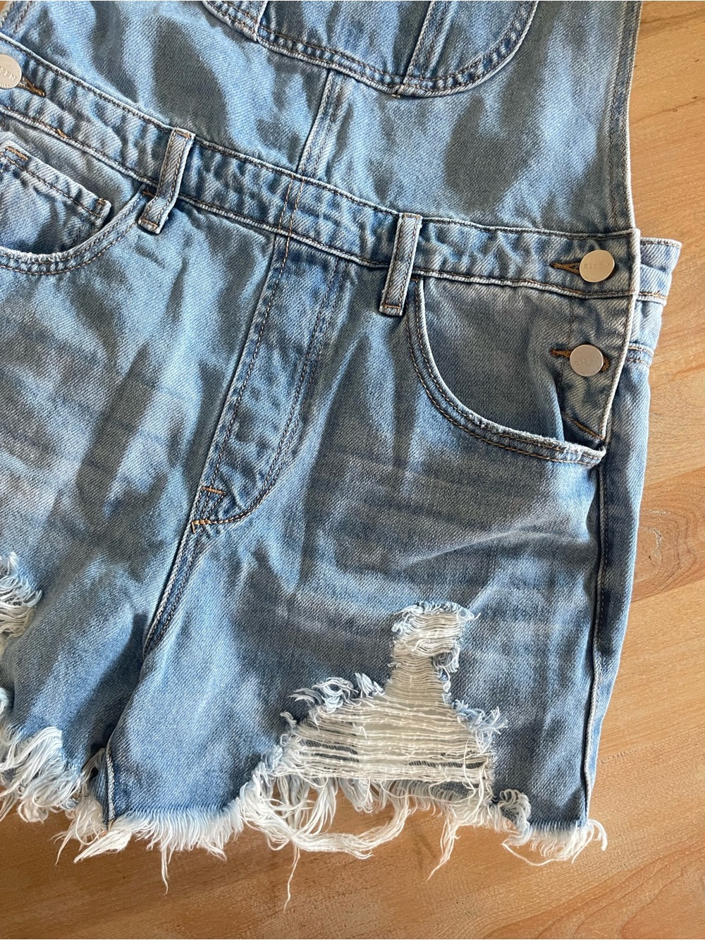 Risen Distressed Denim Overall Shorts Adj Strap Bib Front  Light Wash Size Large - Picture 9 of 16